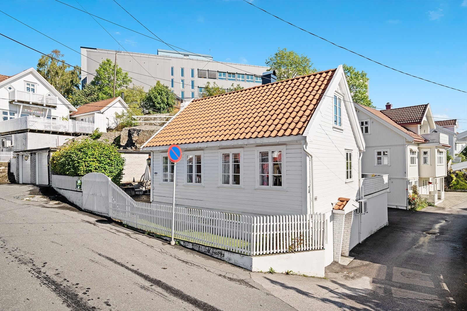 Fasade fra gateplan Galleribilde