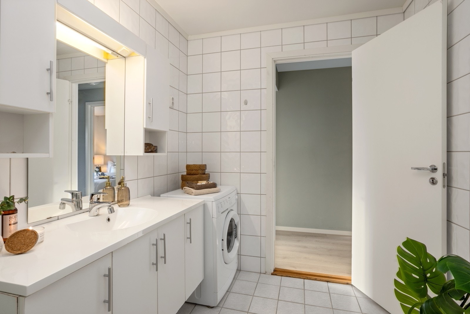 Pent bad med opplegg for vaskemaskin. Galleribilde