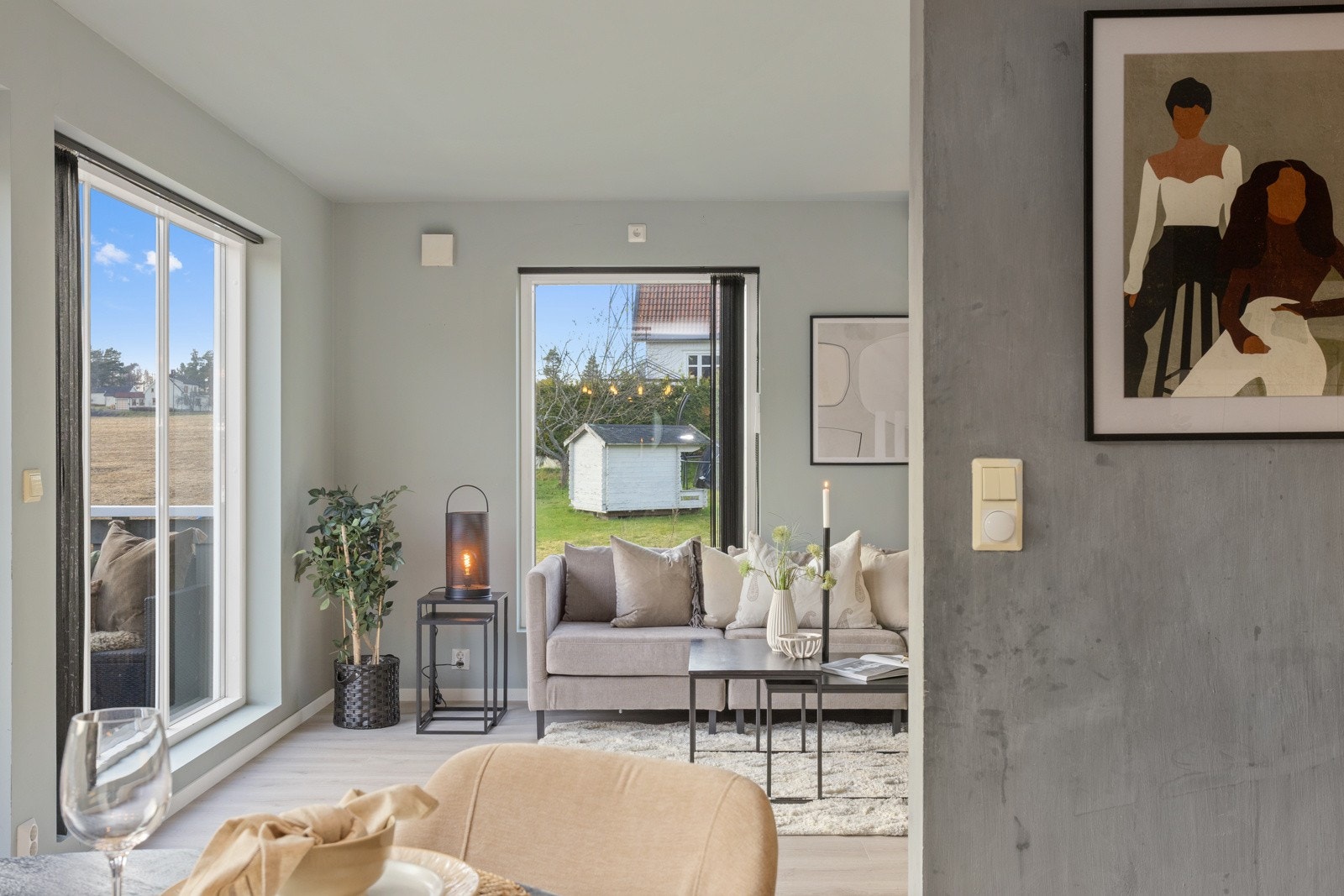 Store vinduflater sørger for mye naturlig lys. Galleribilde