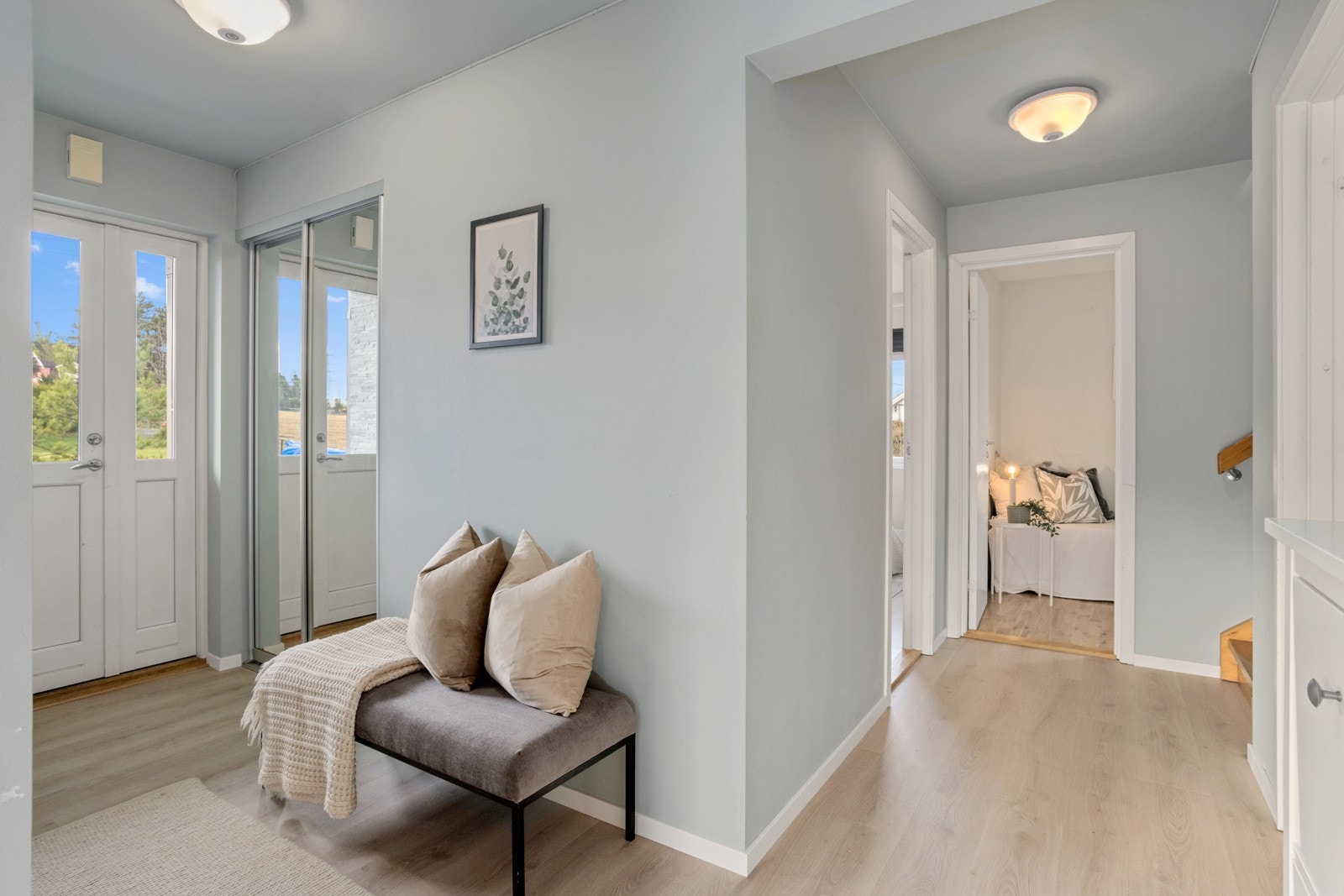 Romslig entre med skyvedørsgarderobe. Galleribilde