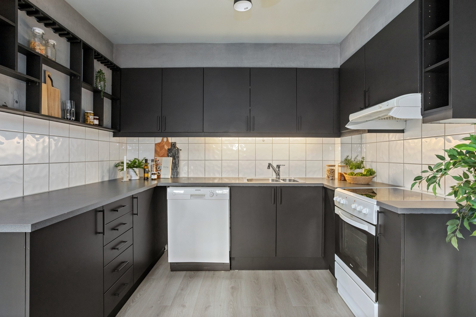 Pent sort kjøkken. Galleribilde