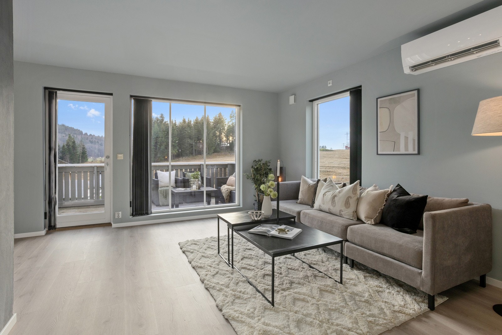 Stor stue med utgang til balkong. Galleribilde