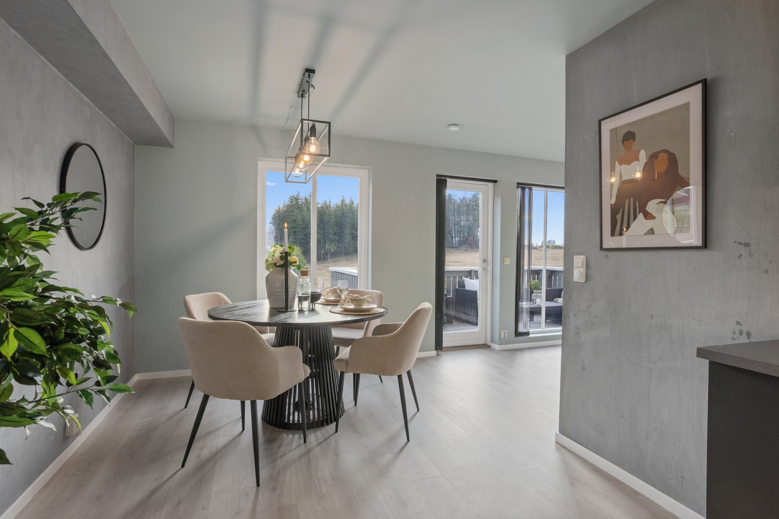 Spisestue mellom stue og kjøkken. Galleribilde