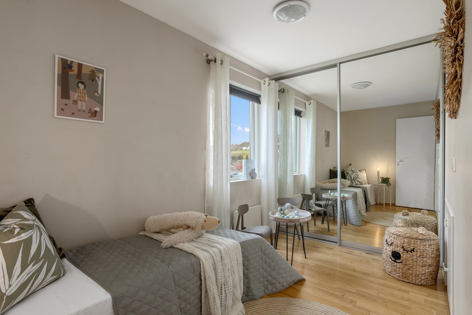 Soverom 2 med skyvedørsgarderobe. Galleribilde