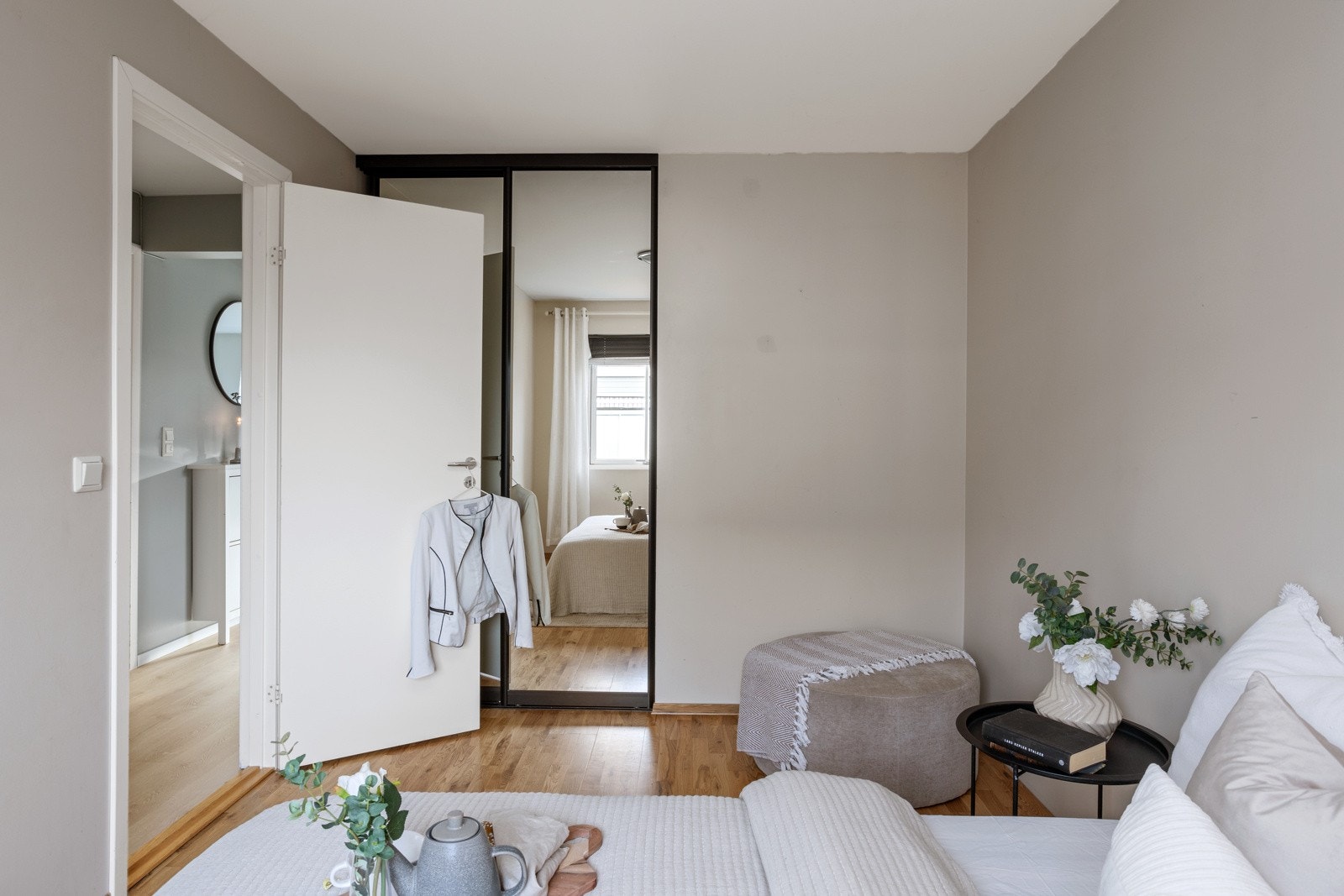 Hovedsoverom med skyvedørsgarderobe. Galleribilde