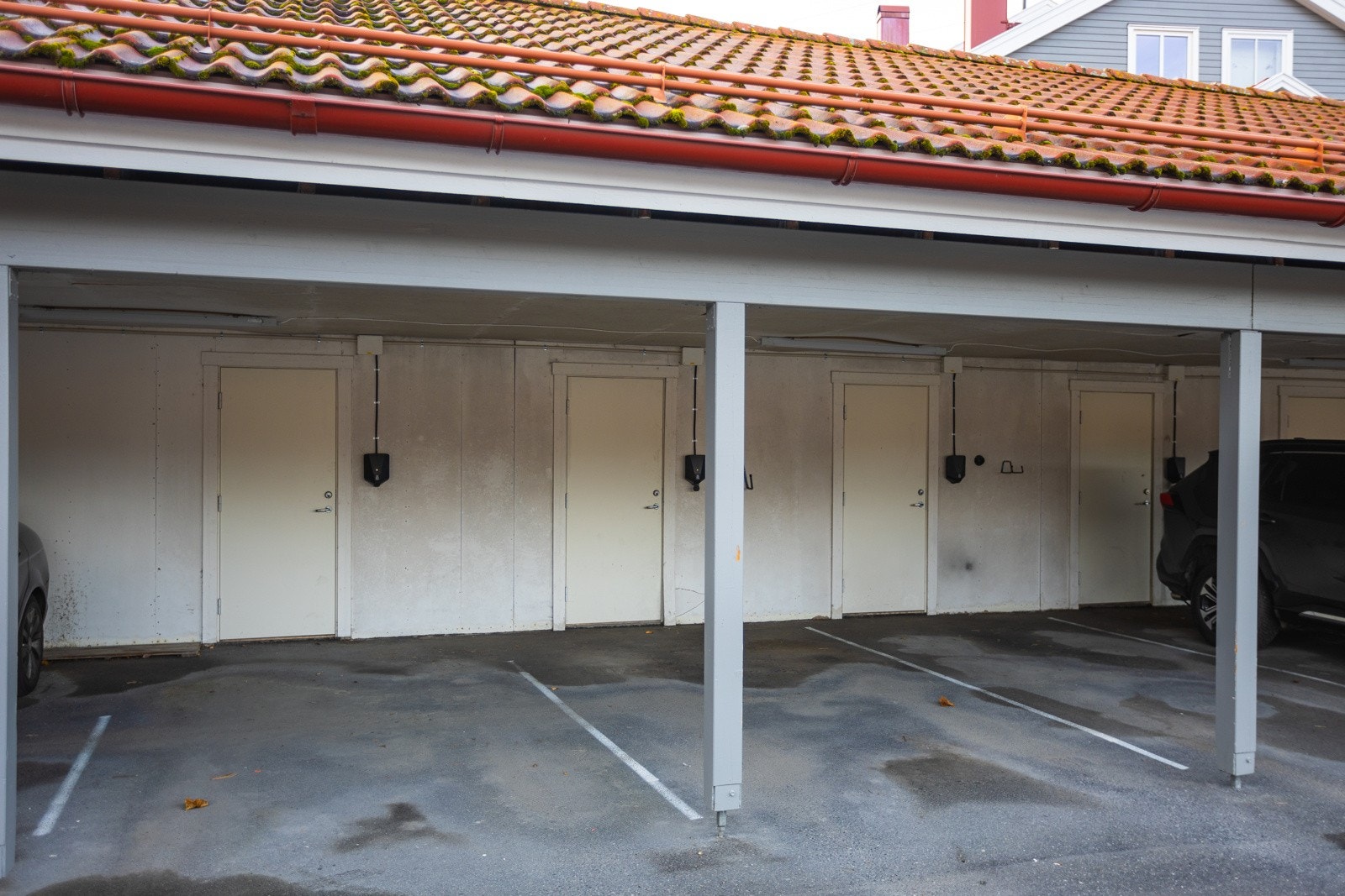 Carportplass og egen bod følger leiligheten. Galleribilde