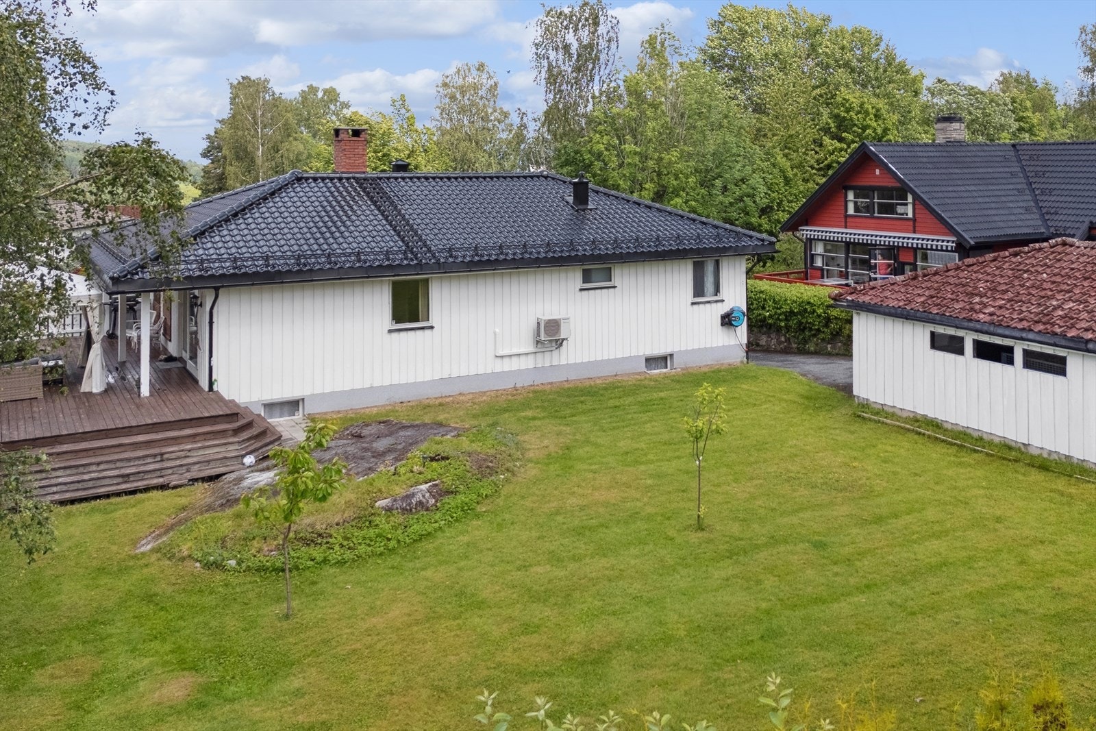 Eneboligen byr på flott utearealer. Galleribilde