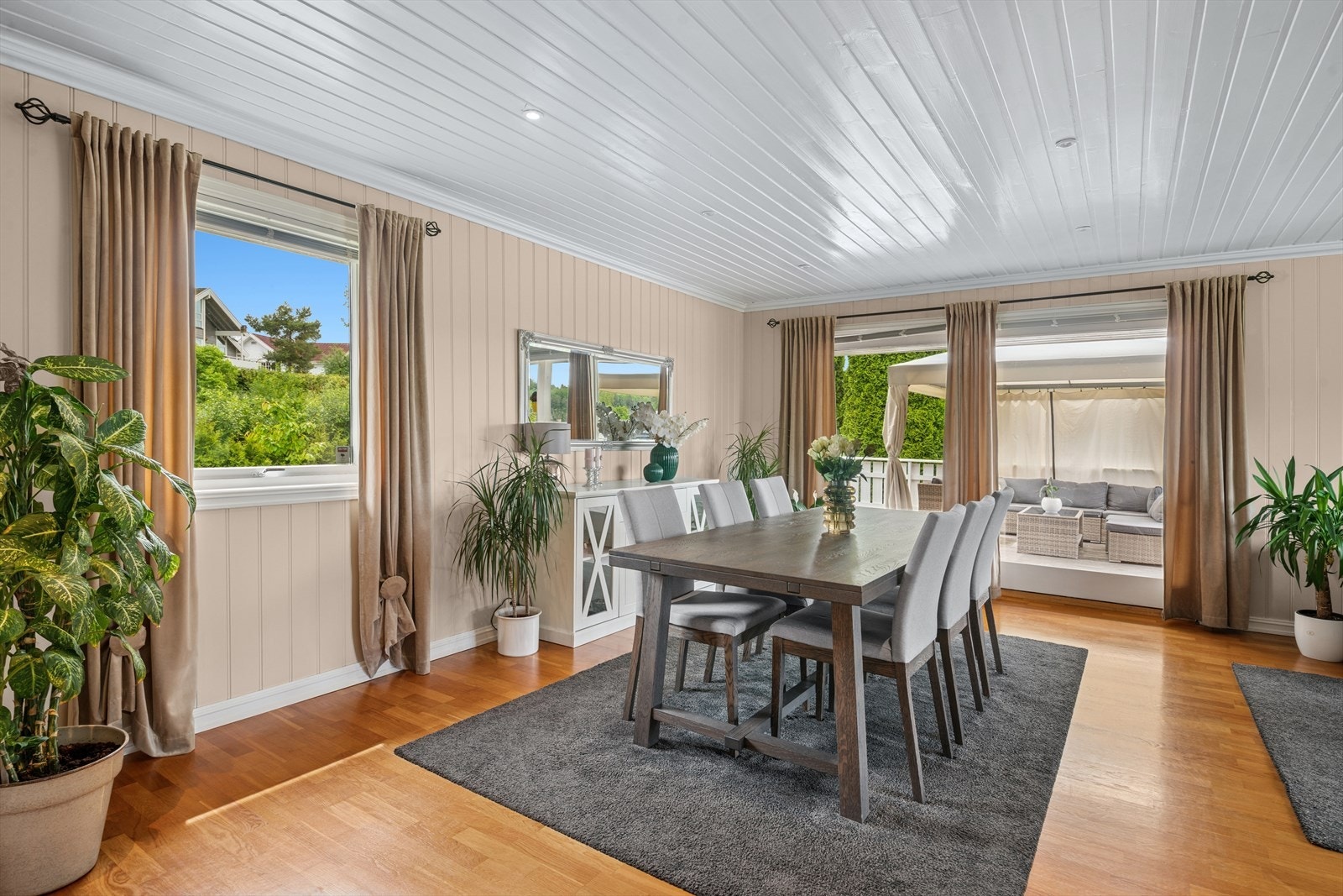 Fra spisestuen er det utgang til en terrasse i tre- og betongkonstruksjon. Galleribilde