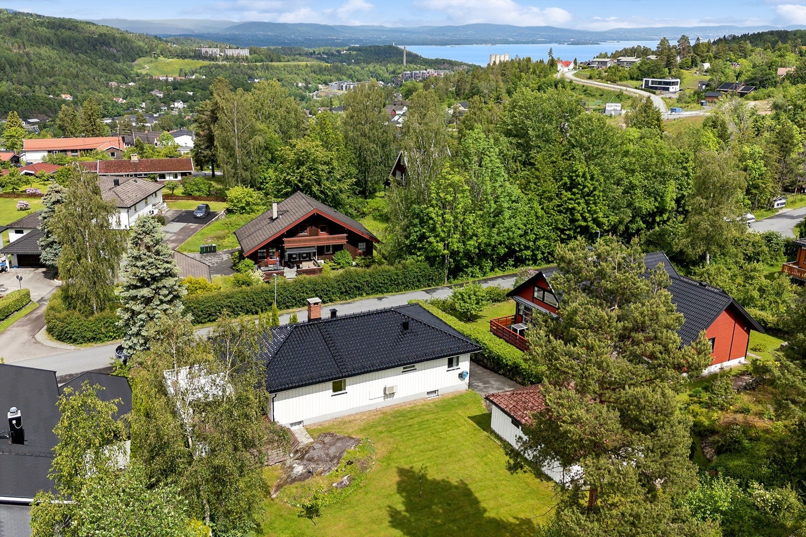 Boligen ligger sentralt og usjenert til i kort avstand fra Rortunet kjøpesenter med forretninger og servicefunksjoner. Nærbutikk i Bødalen. Galleribilde