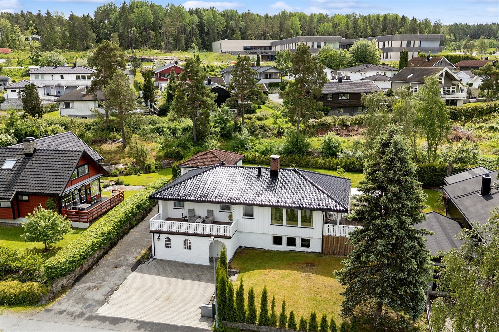 Parkering på egen gårdsplass og i dobbel garasje. Galleribilde