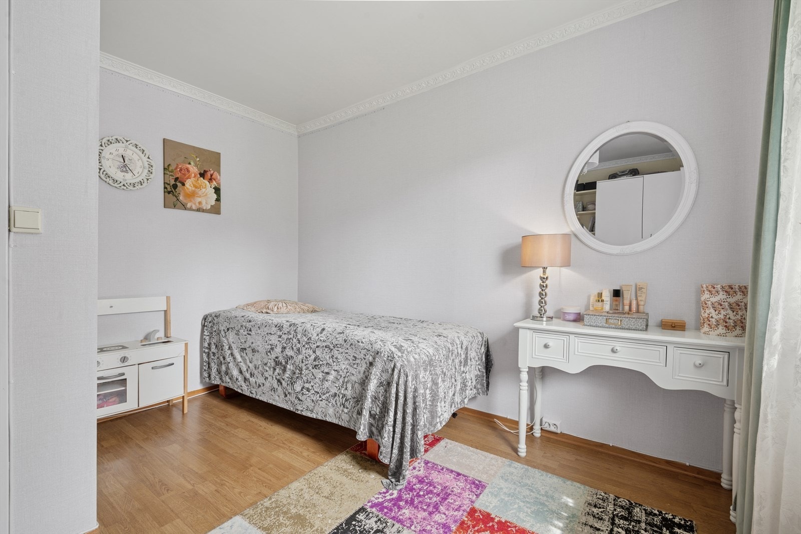 Soverommet har en garderobeskap med glatte fronter. Galleribilde