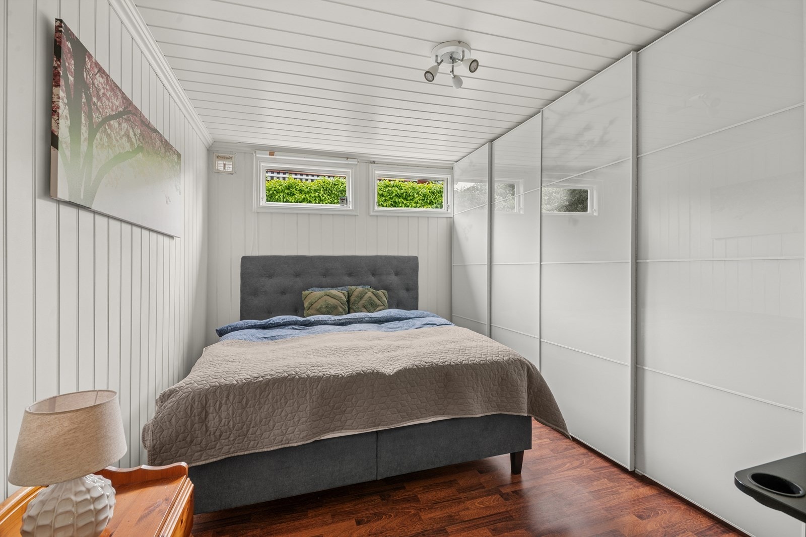 Soverom nr. 2 med skyvedørsgarderobe. Galleribilde