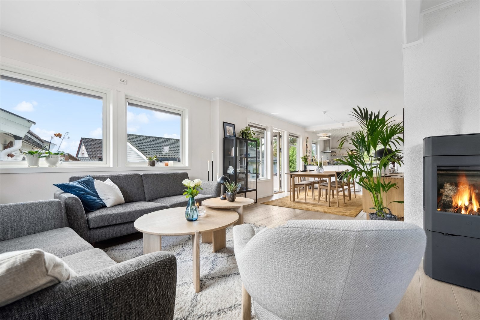 Store vindusflater slipper inn rikelig med naturlig lys som gir rommet en fin atmosfære. Galleribilde