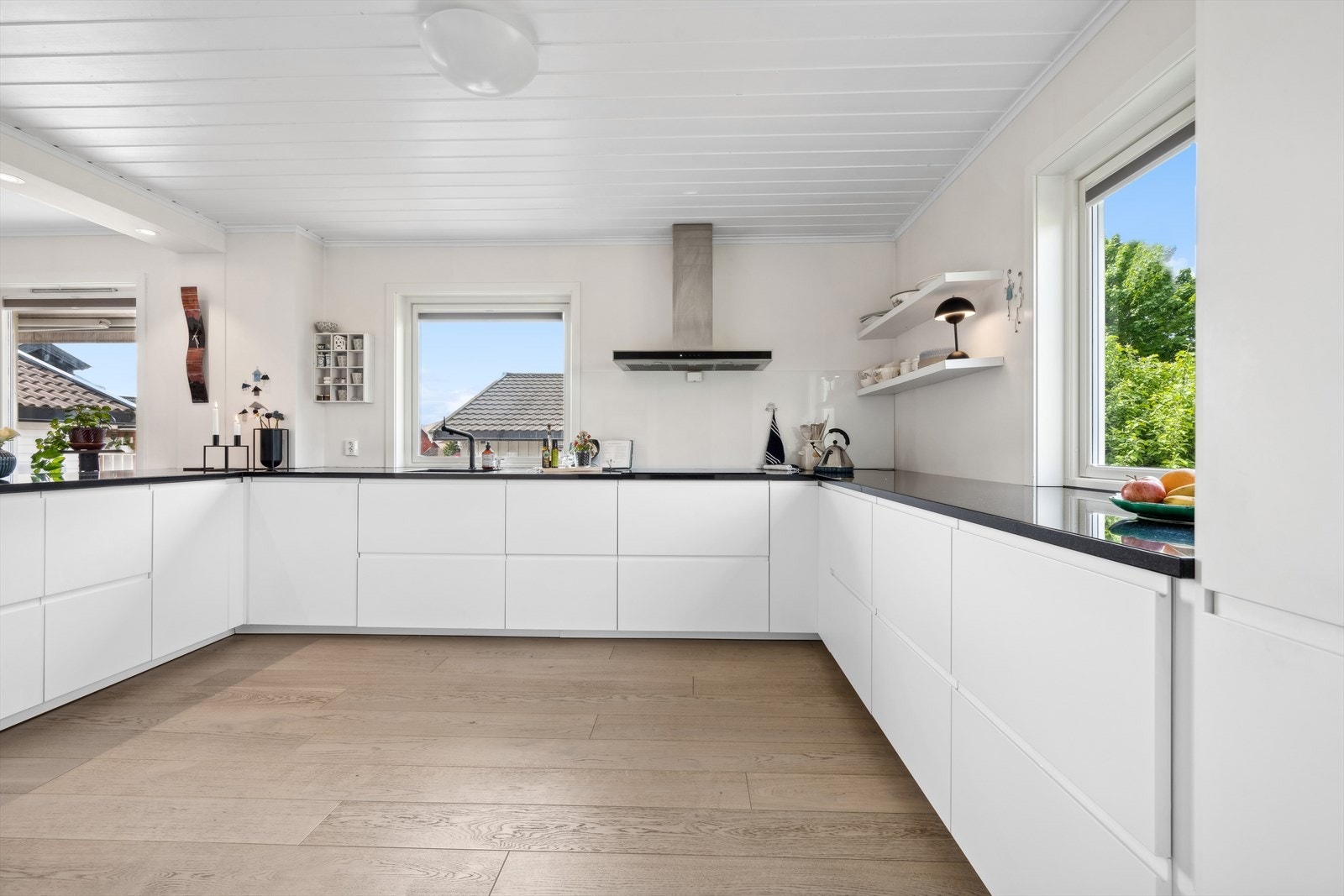 Kjøkkenet har meget godt med skap - og benkeplass. Galleribilde