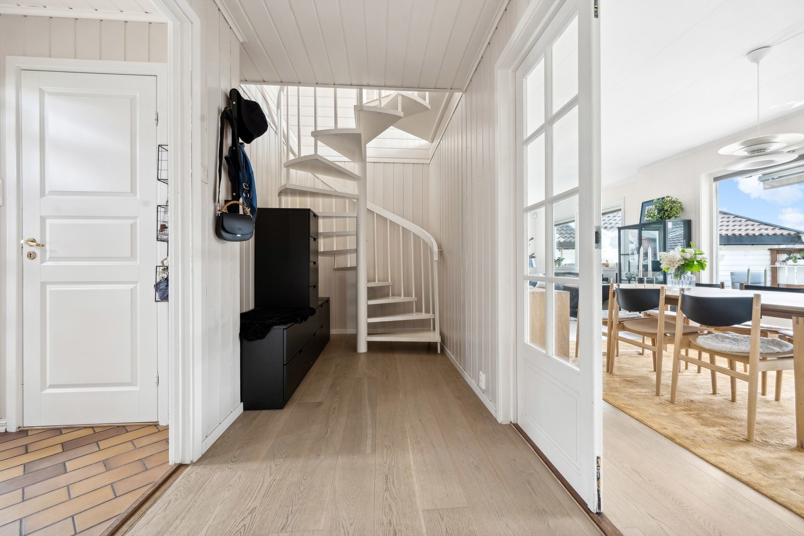 Hallen gir et godt førstinntrykk og det er plass for å henge fra seg yttertøy og sko. Galleribilde