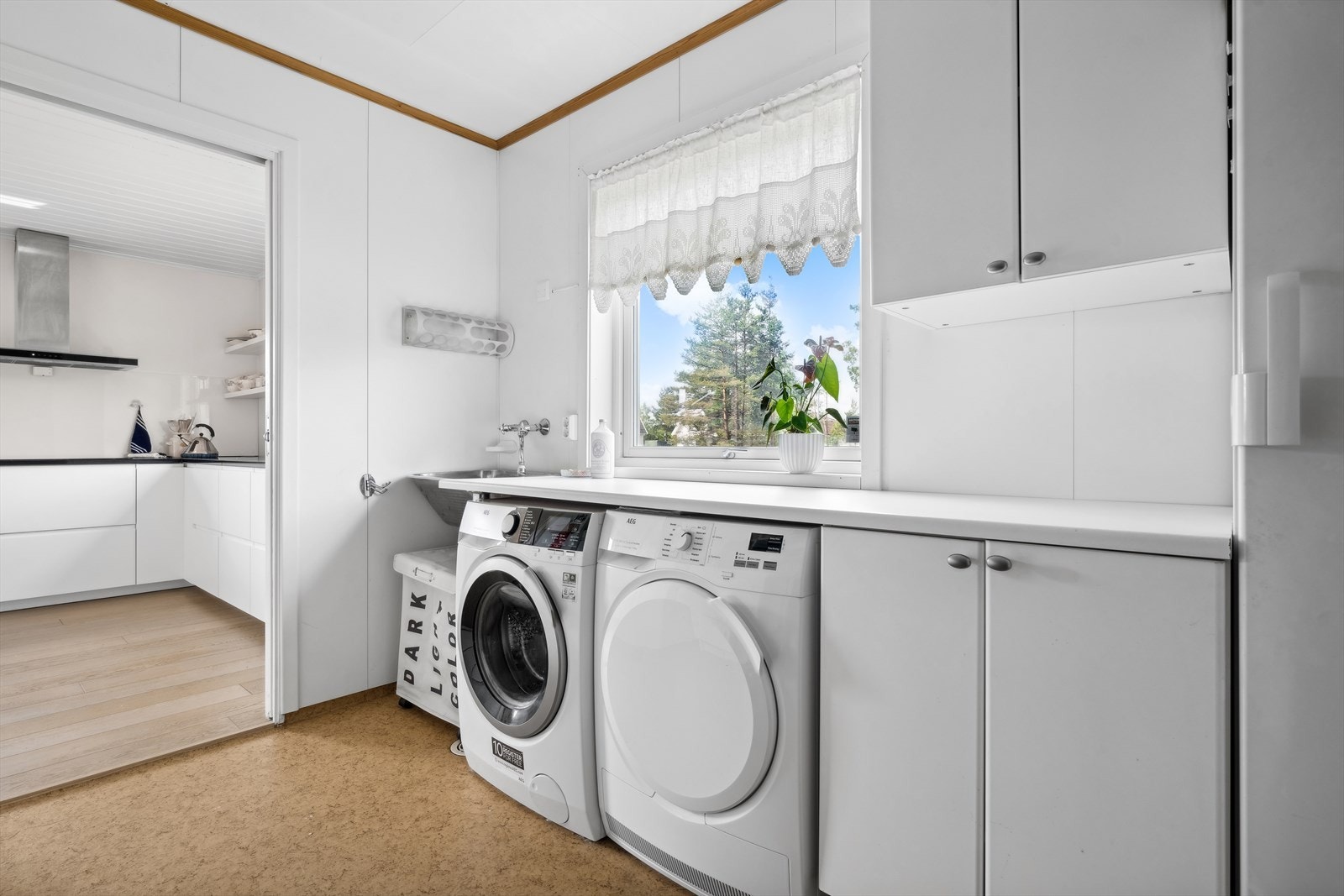 Vaskerommet har baderomsplater på veggene og vinylbelegg på gulv med gulvvarme og er innredet med servant og opplegg for vaskemaskin. Galleribilde