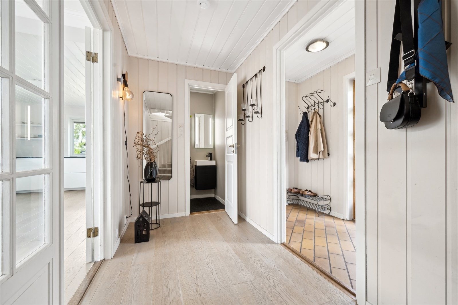 Flislagt entré med god plass til å henge fra seg yttertøy. Galleribilde