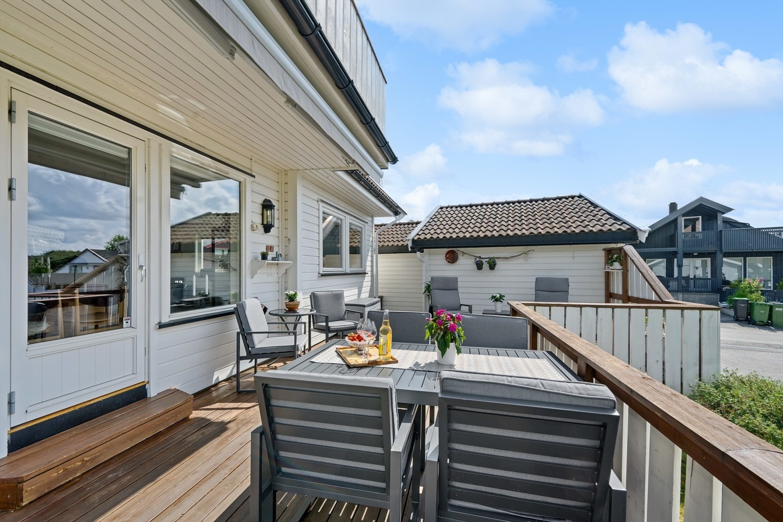 Terrassen har fin størrelse og god plass for både sittegruppe og spisebord. Galleribilde