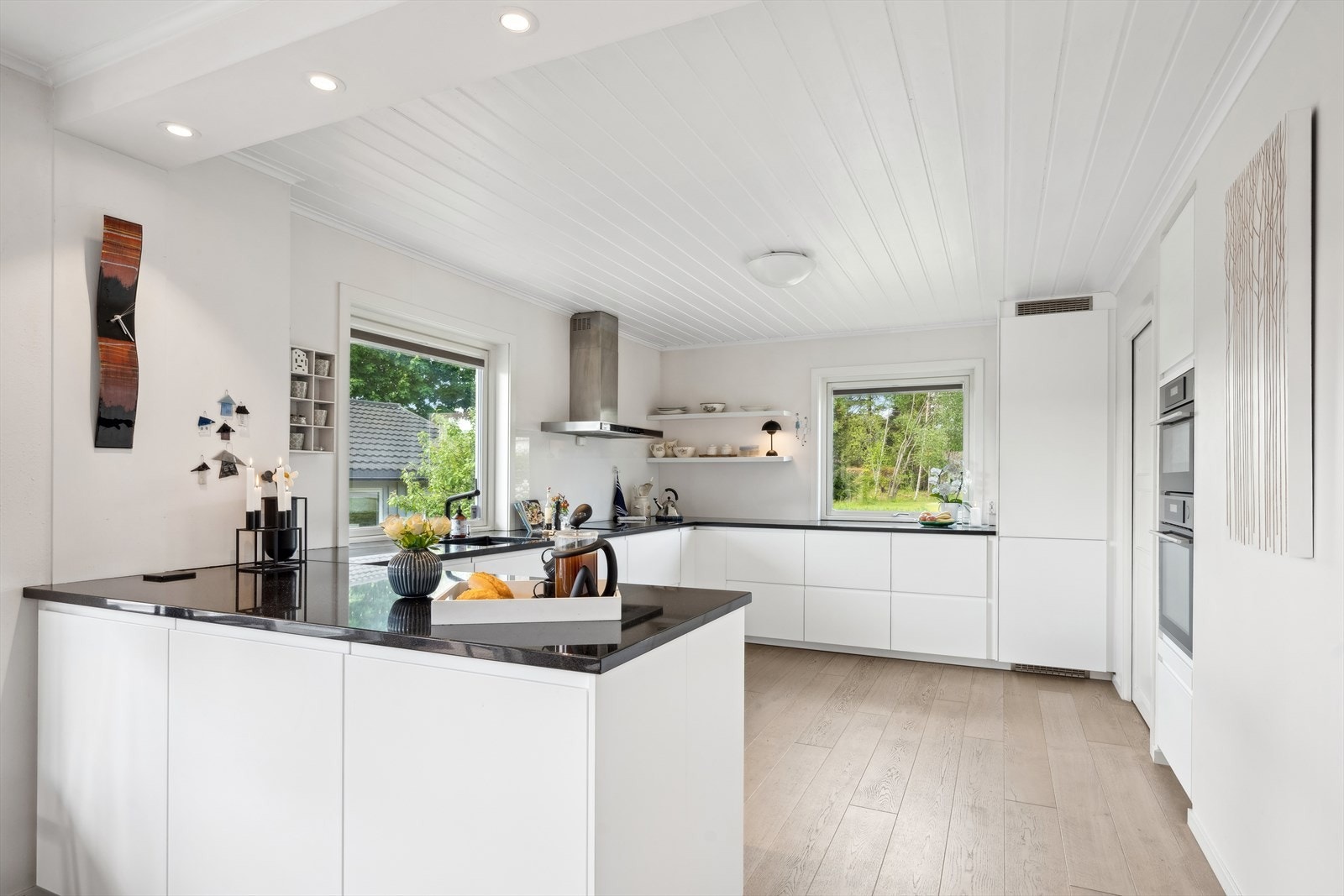 Kjøkkenet har integrerte hvitevarer som kjøleskap, koketopp, oppvaskmaskin, komfyr og mikrobølgeovn som medfølger ved salget. Galleribilde