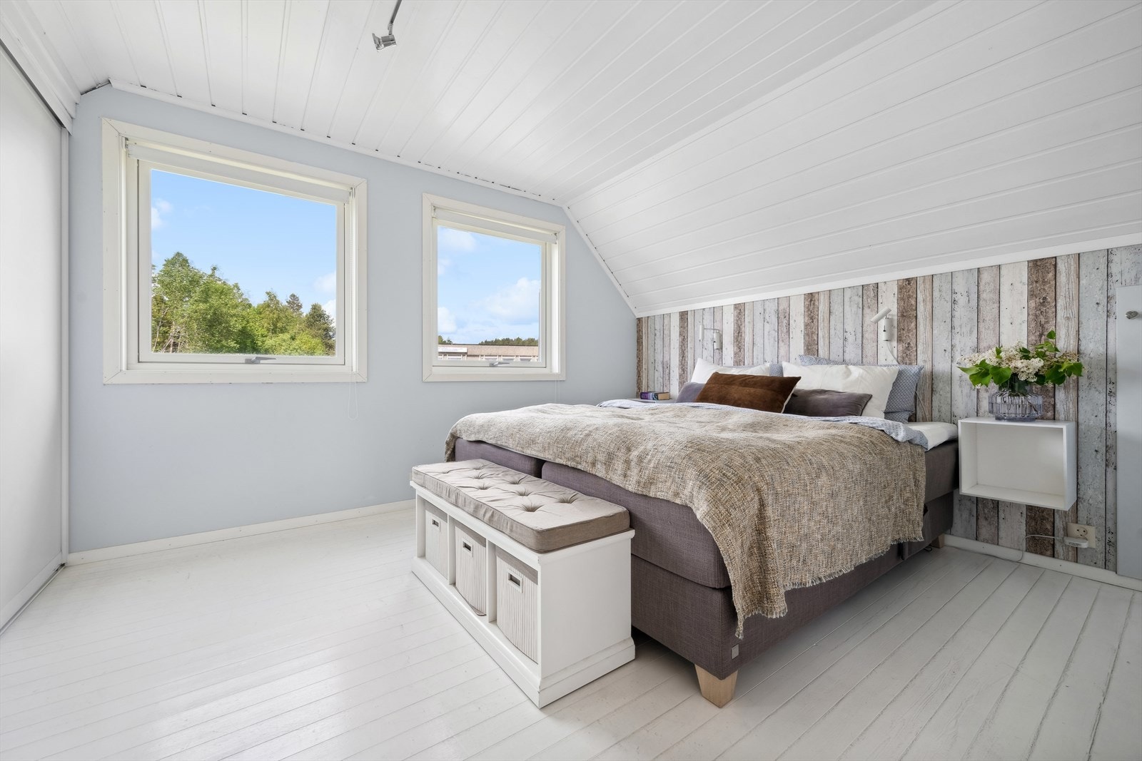 Hovedsoverommet har god plass for dobbeltseng. Det er innstallert en stor og praktisk skyvedørsgarderobe. Galleribilde