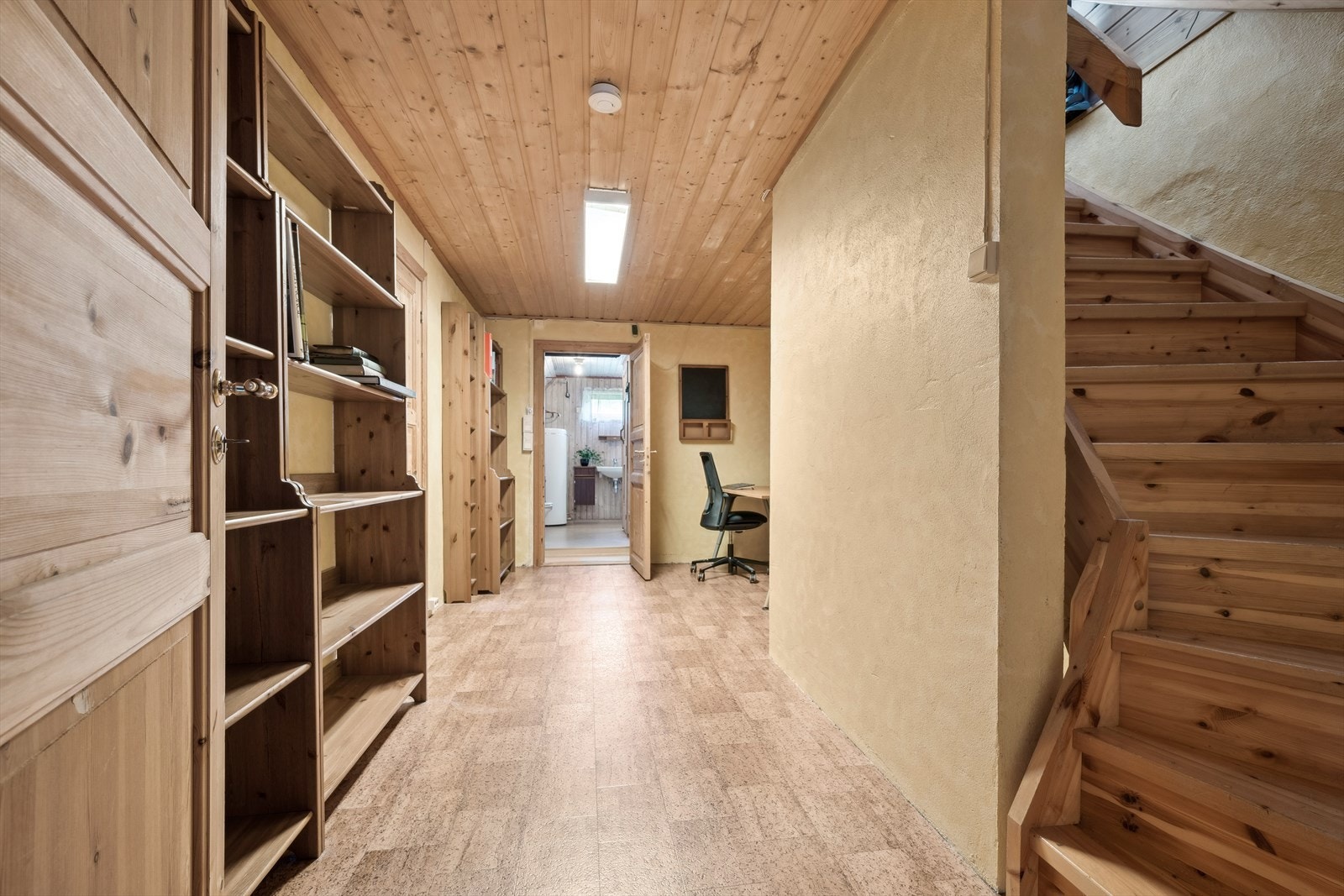 I kjelleren finner man Gang m/trapp, kjellerstue, mellomgang, enkelt bad, badstue, kjølerom og bod. Kjeller er i sin helhet godkjent som tilleggsdel og ikke godkjent som rom for varig opphold. Galleribilde