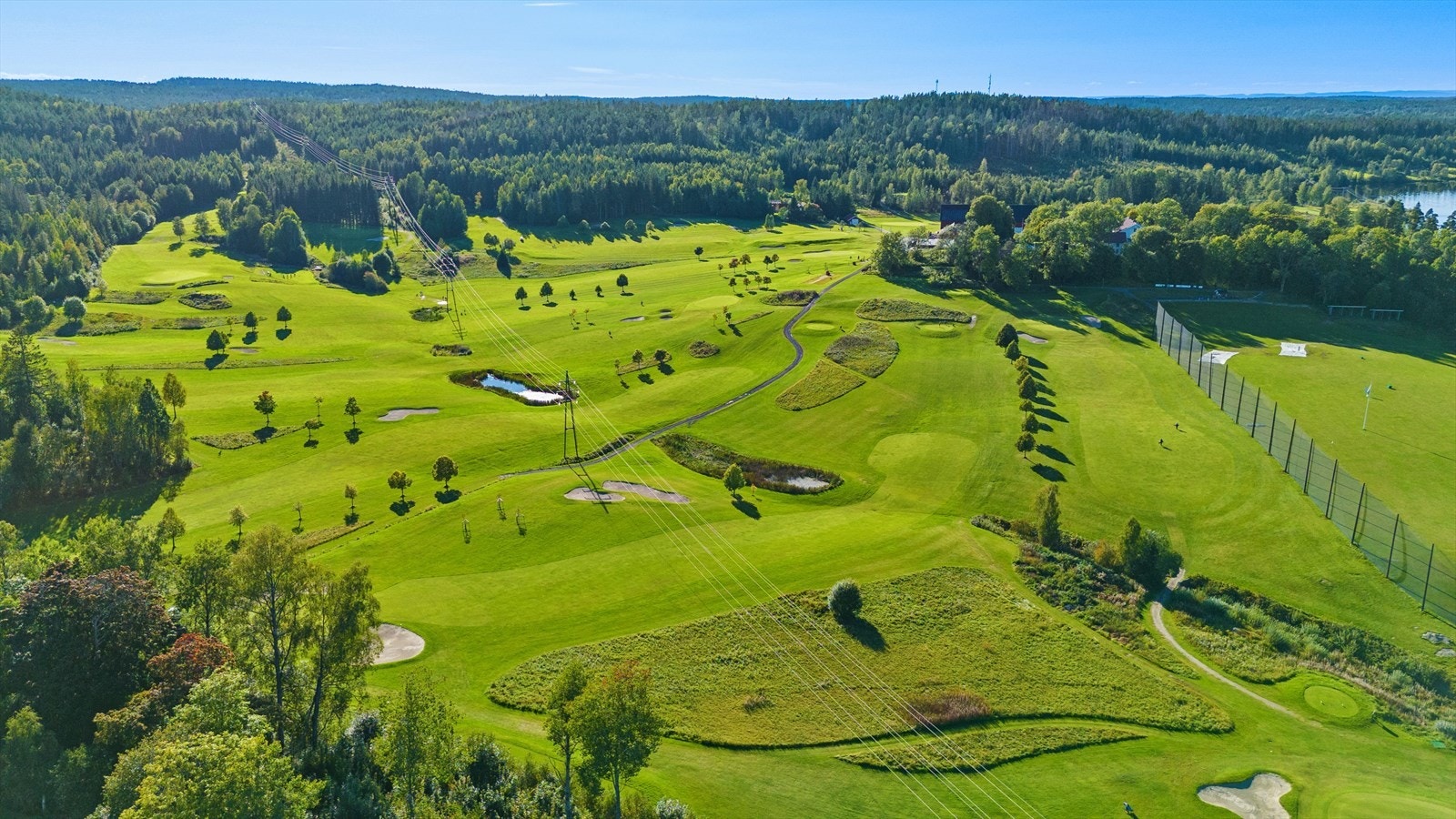 Østmarka Golfklubb - 18 hulls golfbane som ligger idyllisk mellom Våg og Mjærvann. Galleribilde
