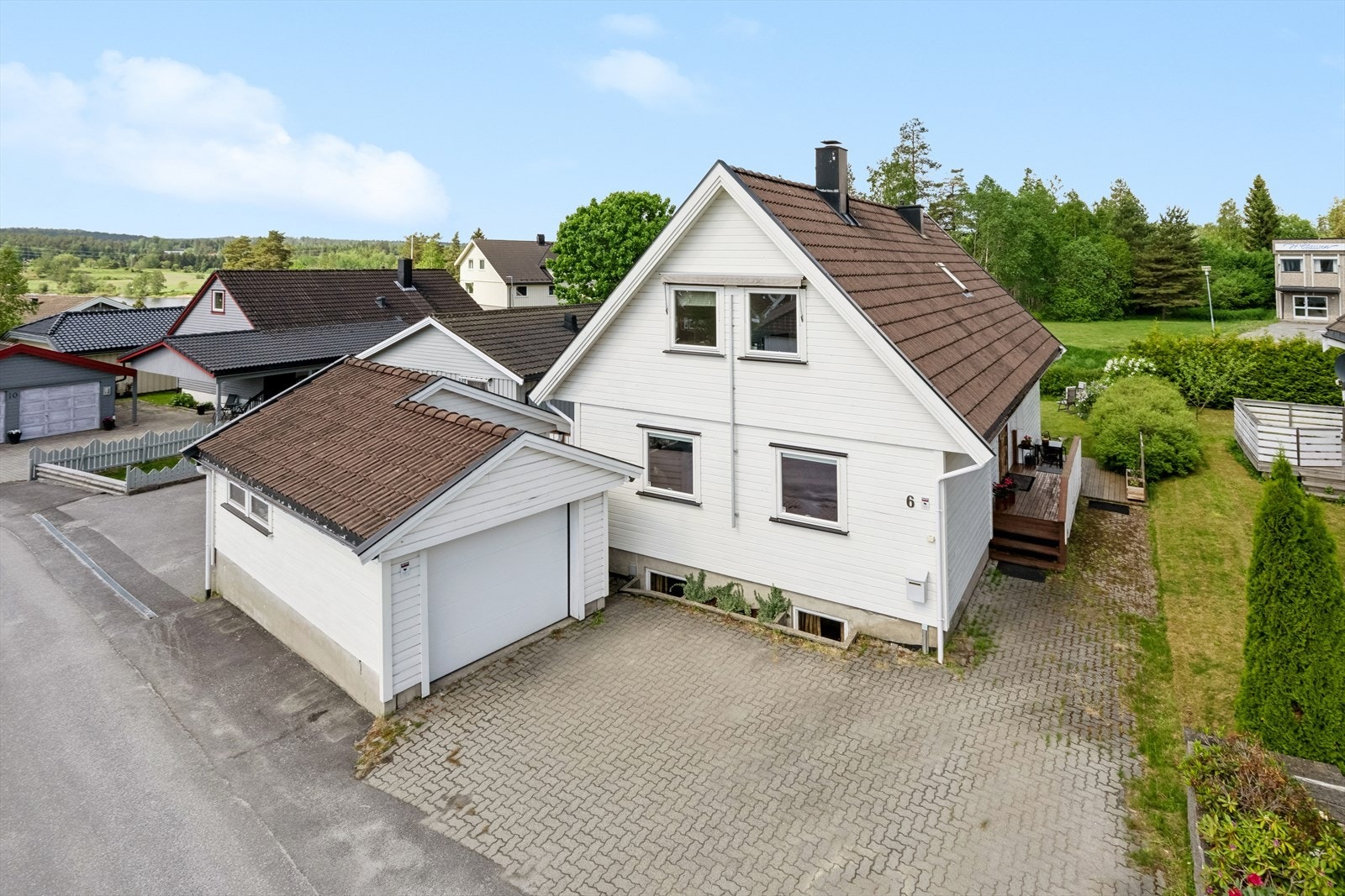 Det er parkering i garasje eller på egen tomt. Galleribilde