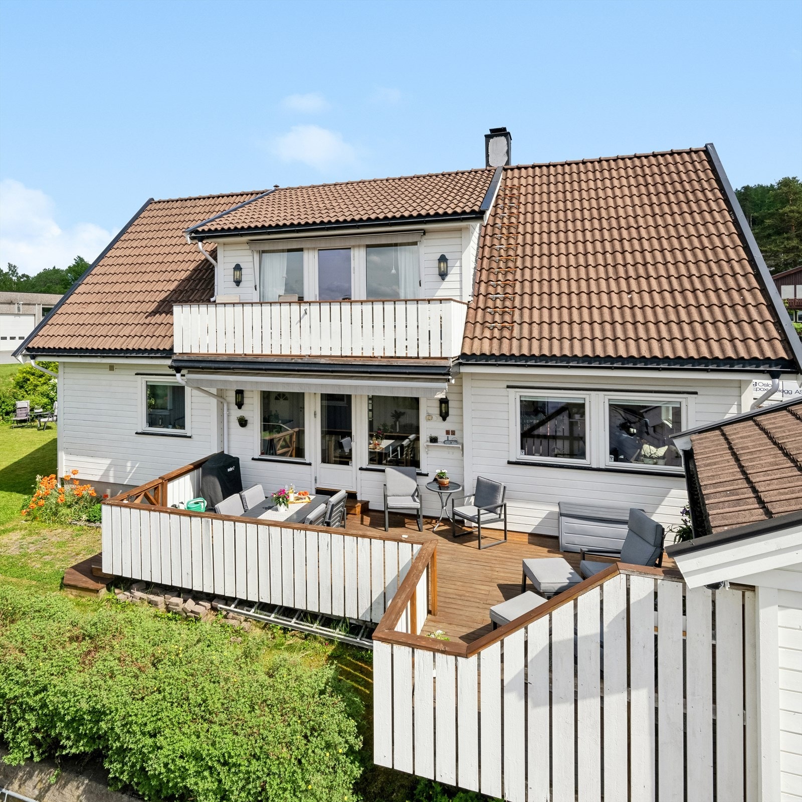 Fin terrasse med nedgang til hage! Galleribilde