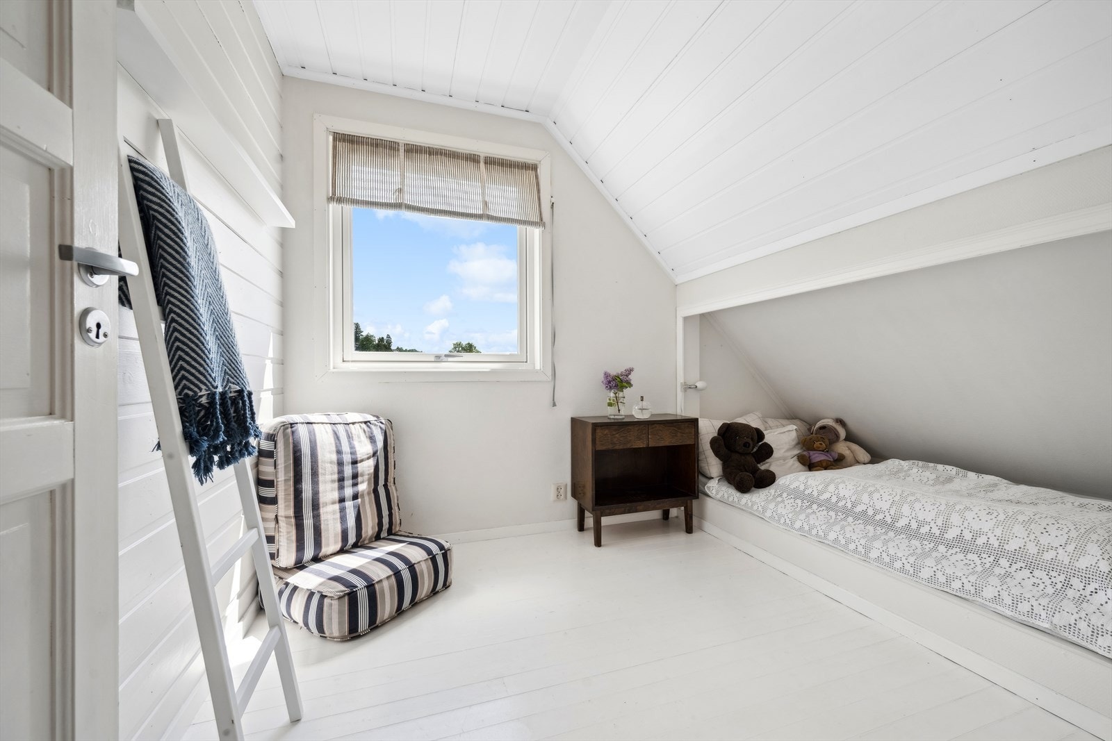 Soverom 3 har fin størrelse og god plass for seng, garderobe og leksepult. Galleribilde