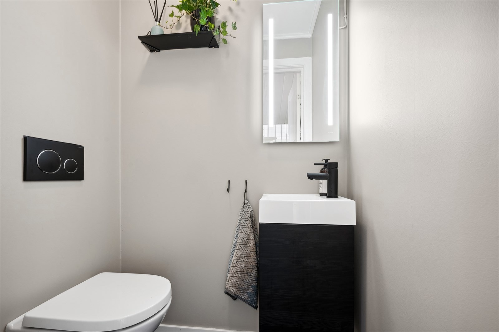 I tilknytning til inngangspartiet er det praktisk gjestetoalett. Galleribilde