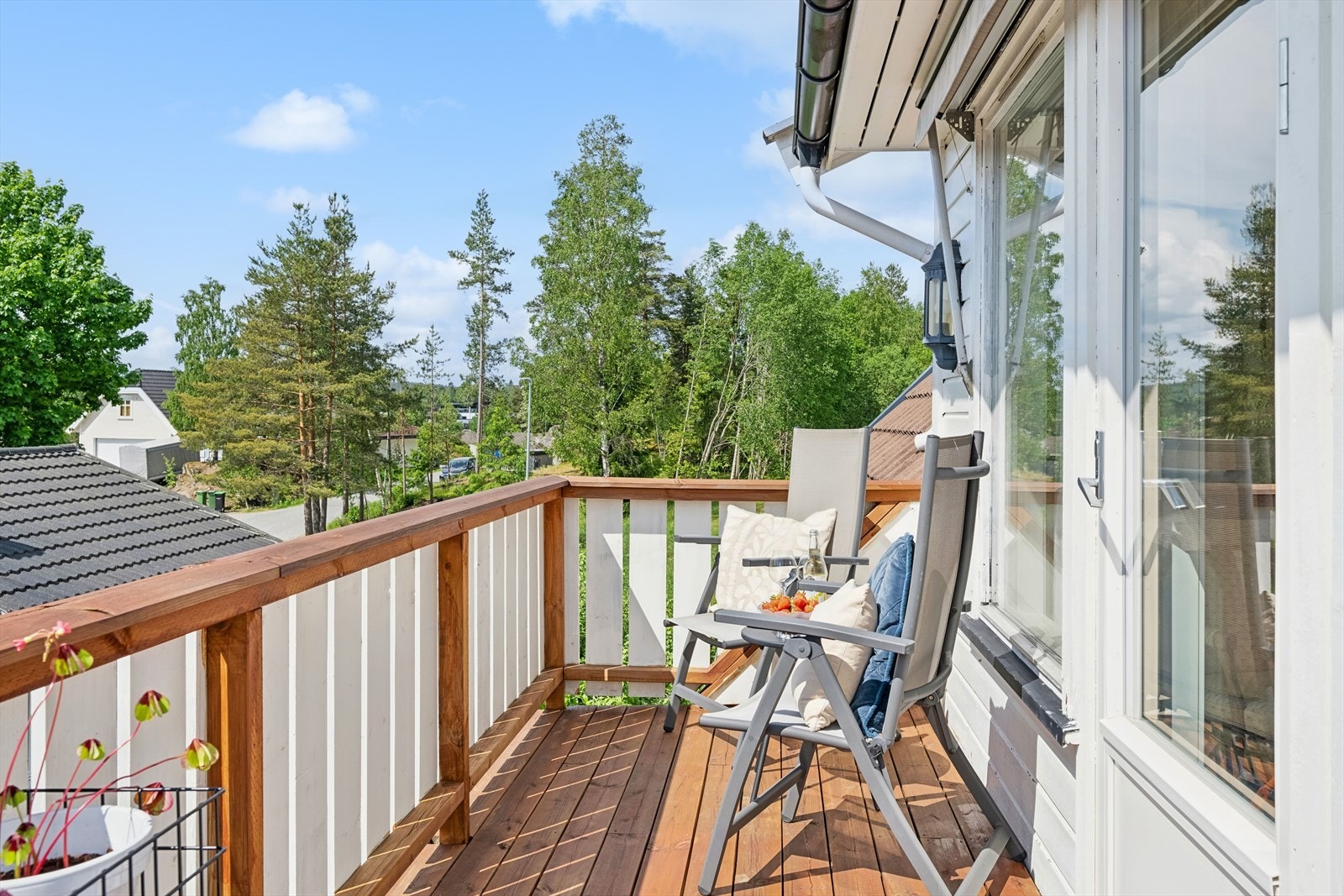 Fra stuen i andre etasje er det utgang til solrik balkong. Galleribilde