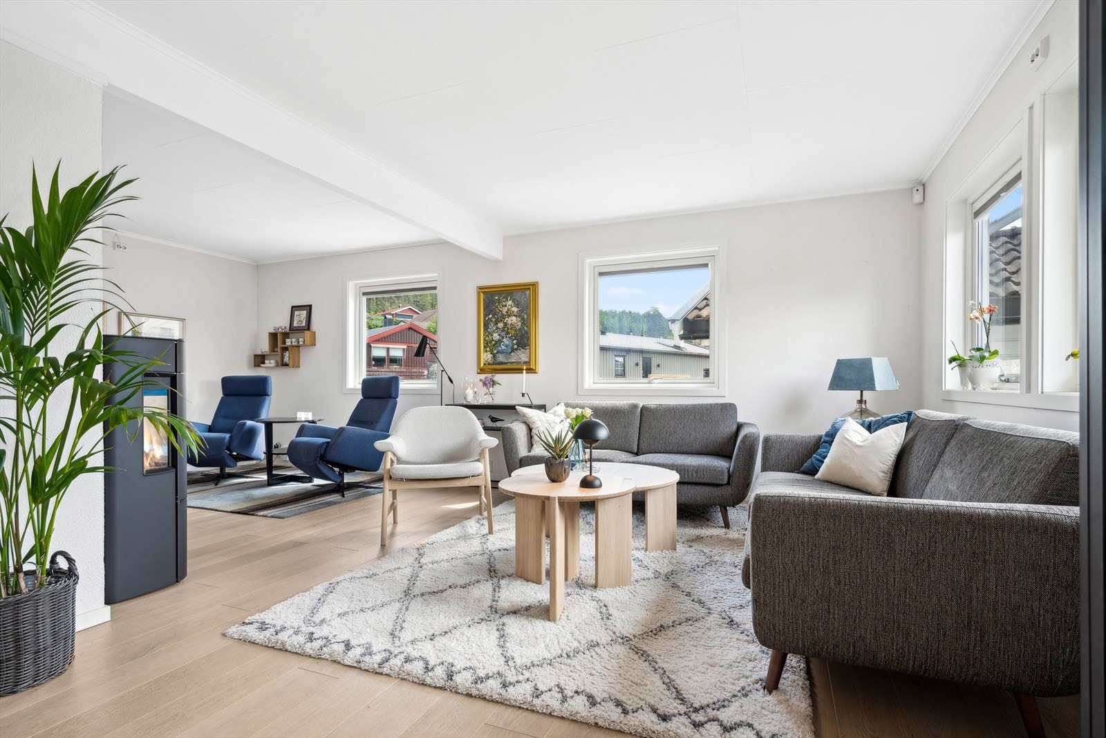 Lys og innbydende vinkelstue med god plass til sofagruppe og diverse møbler. Galleribilde