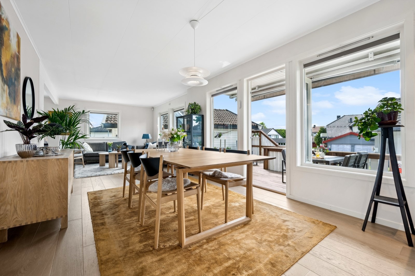 Fra spisestuen er det ut utgang til solrik og terrasse med nedgang til hage. Galleribilde