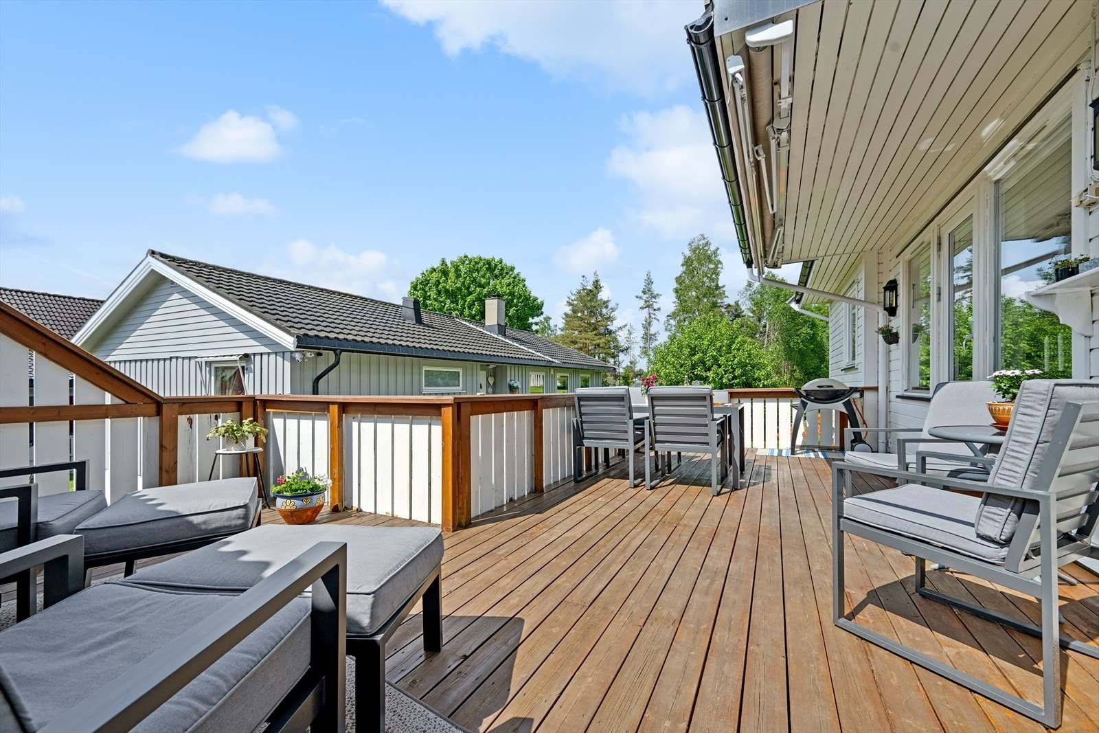 DNB Eiendom v/ Marius Balto har gleden av å presentere Haresvingen 6 - en praktisk og romslig enebolig med solrik uteplass og garasje i meget barnevennlig område! Kun 25 minutter til Oslo. Galleribilde