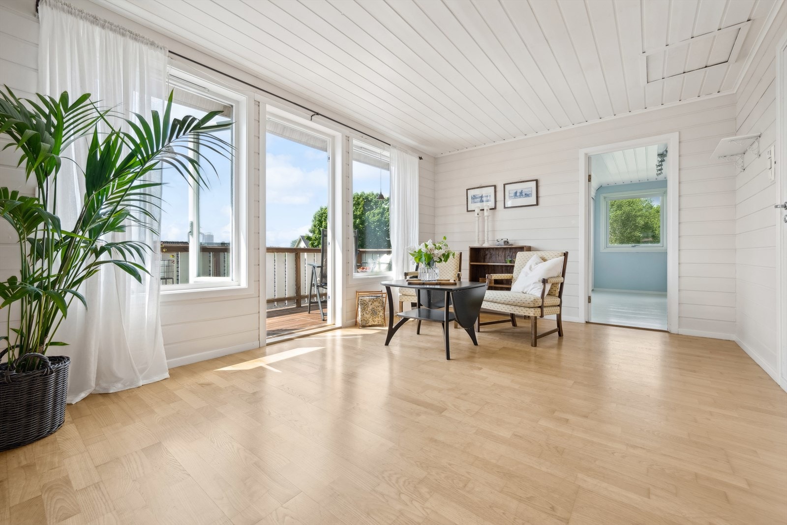 Stue i andre etasje er perfekt for deg som trenger lekeplass for de minste eller tv-stue til ungdommen. Her har man utgang til solrik og usjenert balkong! Galleribilde