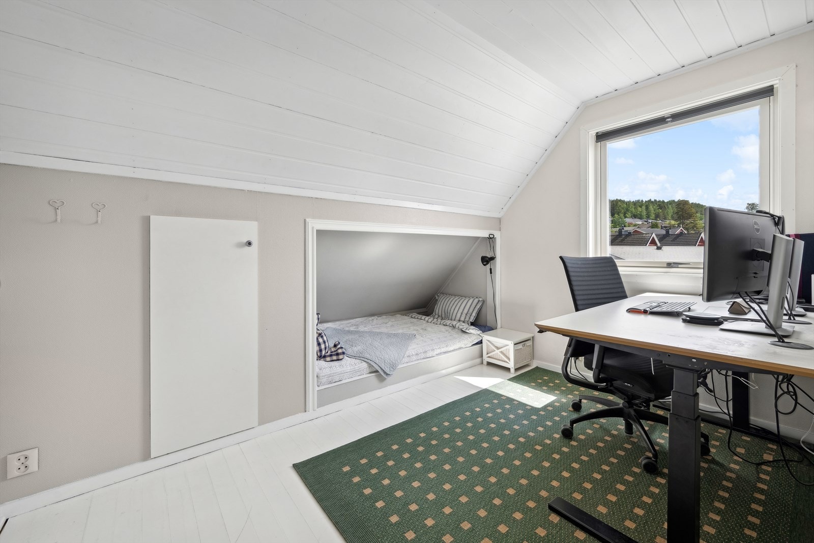 Soverom 2 har fin størrelse og god plass for seng, garderobe og leksepult. Det er inngang til praktisk kneloft for lagring. Galleribilde