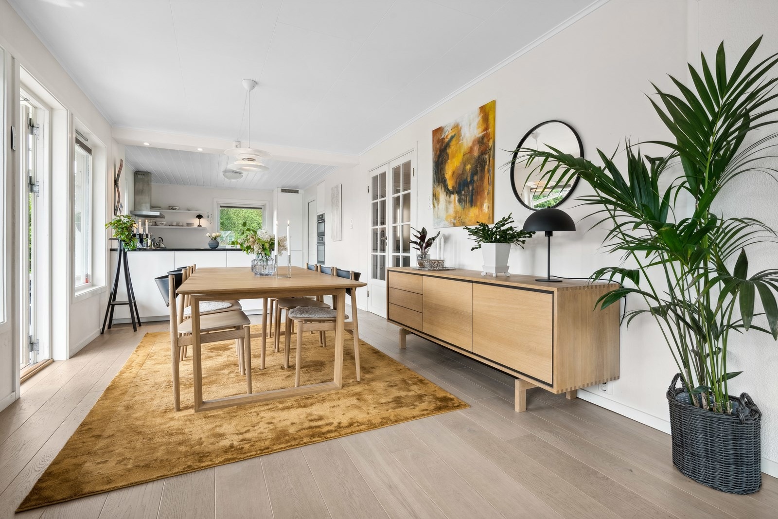 I overgangen mellom stue og kjøkken er det god plass for spisestue med plass til familie og venner. Galleribilde