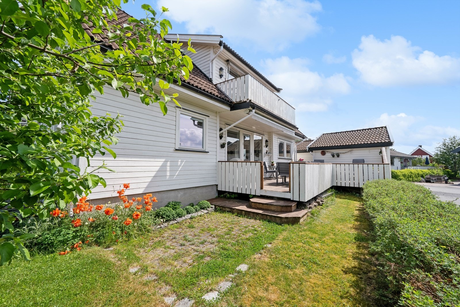 Fra balkongen er det nedgang til hage! Galleribilde