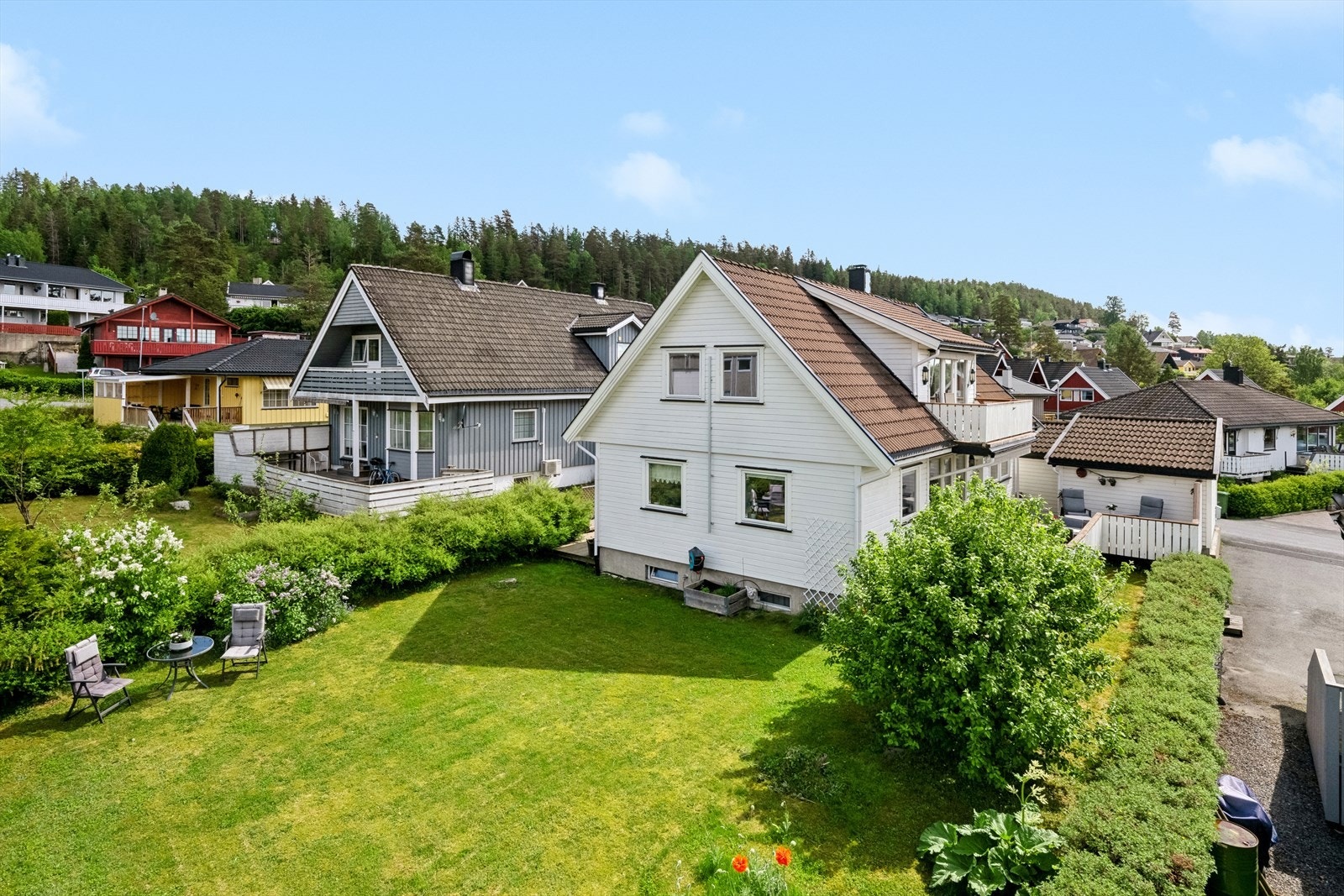 Stor, solrik og flat hage med god plass for lek og moro for hele familien. Galleribilde