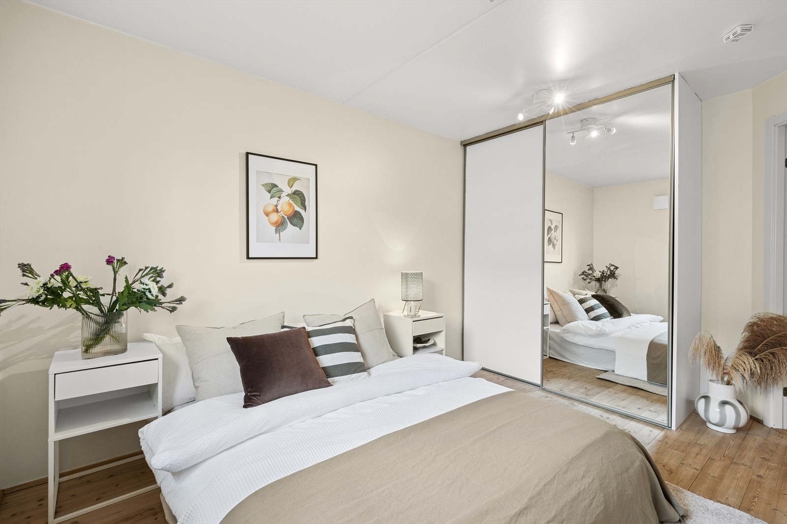 Garderobeskap med skyvedører medfølger og gir rikelig med oppbevaringsplass. Galleribilde