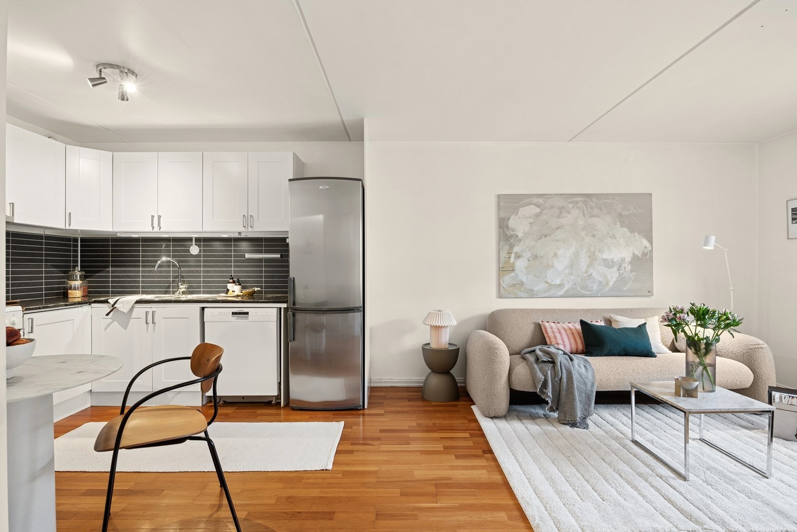 Lys og luftig stue med åpen løsning mot kjøkkenet, noe som gjør dette til et sosialt rom. Galleribilde