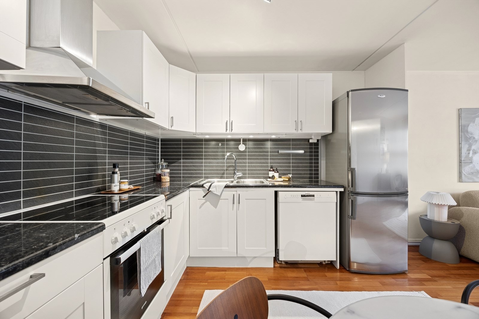 Kjøkkenet byr på rikelig med både skap- og benkeplass. Galleribilde