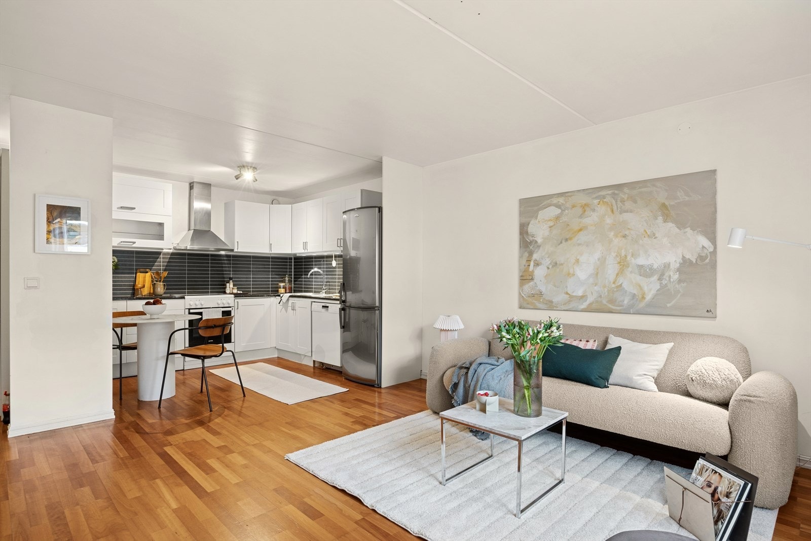 Det er god plass til sofa, TV-møbler og spisebord. Galleribilde