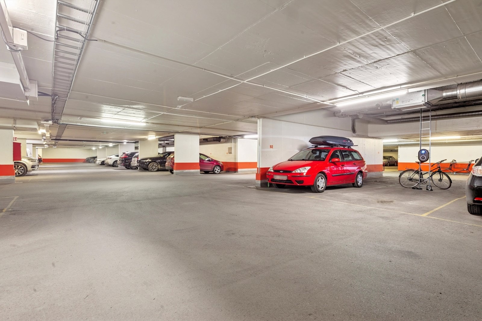 Sameiet har en garasjekjeller der det tidvis er plasser for leie/salg, med og uten ellader. Galleribilde