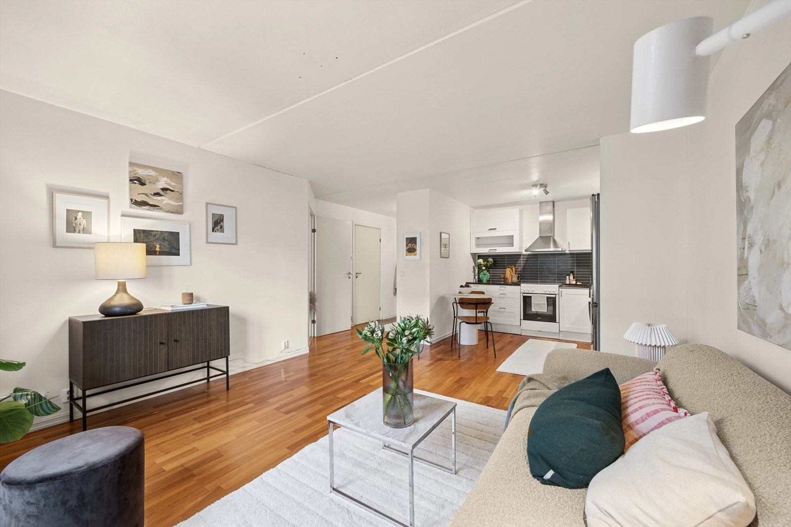 Veggene er glatte og malt, på gulvet finner vi parkett. Galleribilde