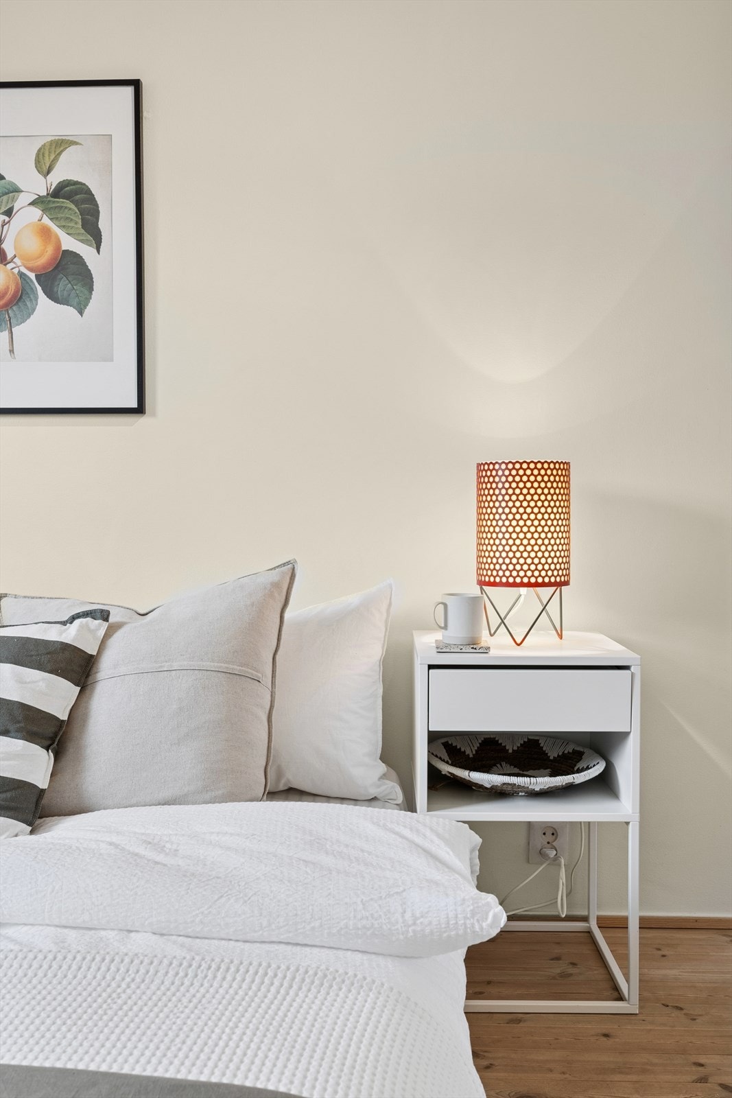 Soverommet vender ut mot sameiets rolige bakgård. Galleribilde