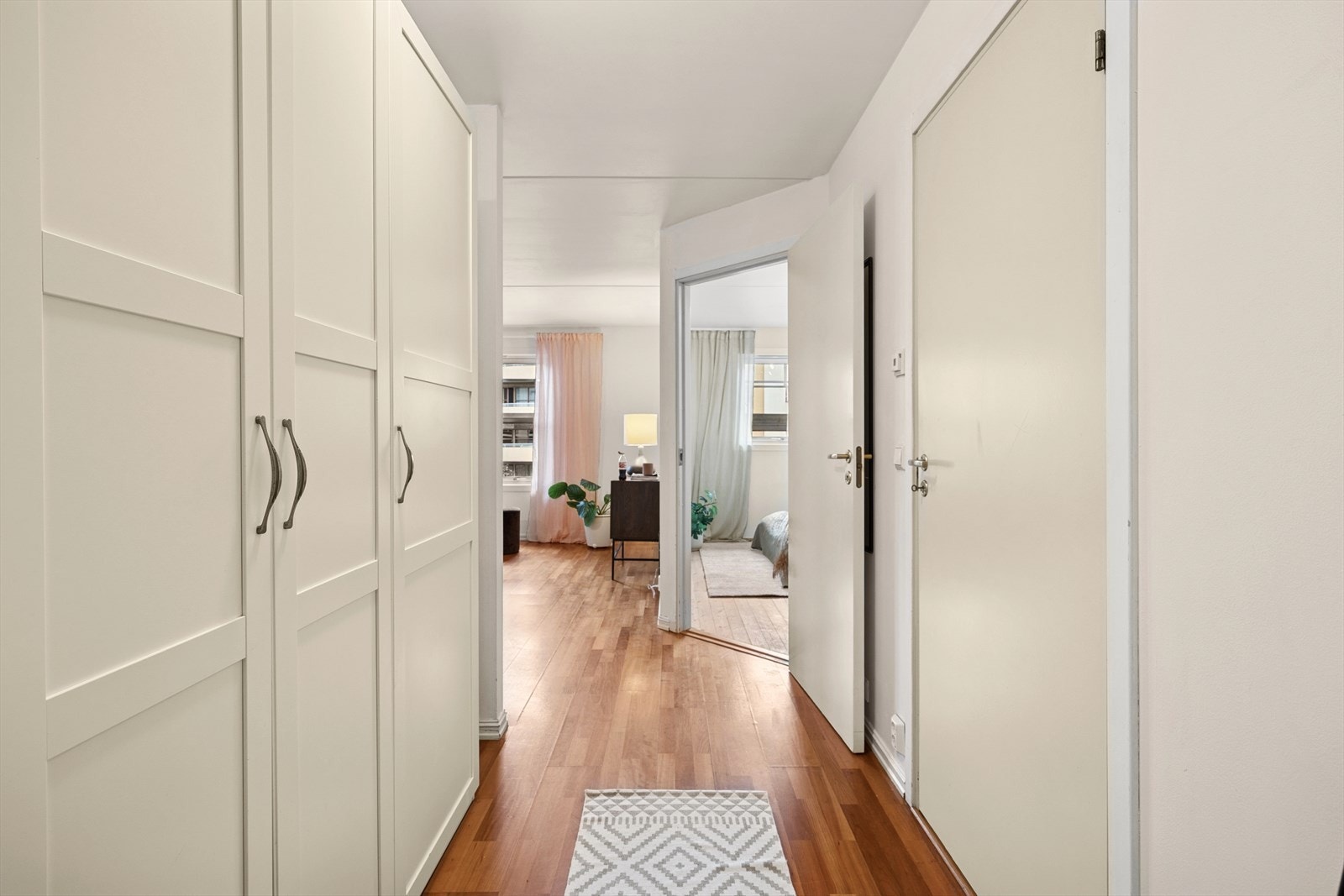 Entré med garderobeskap som gir god plass til oppbevaring. Galleribilde