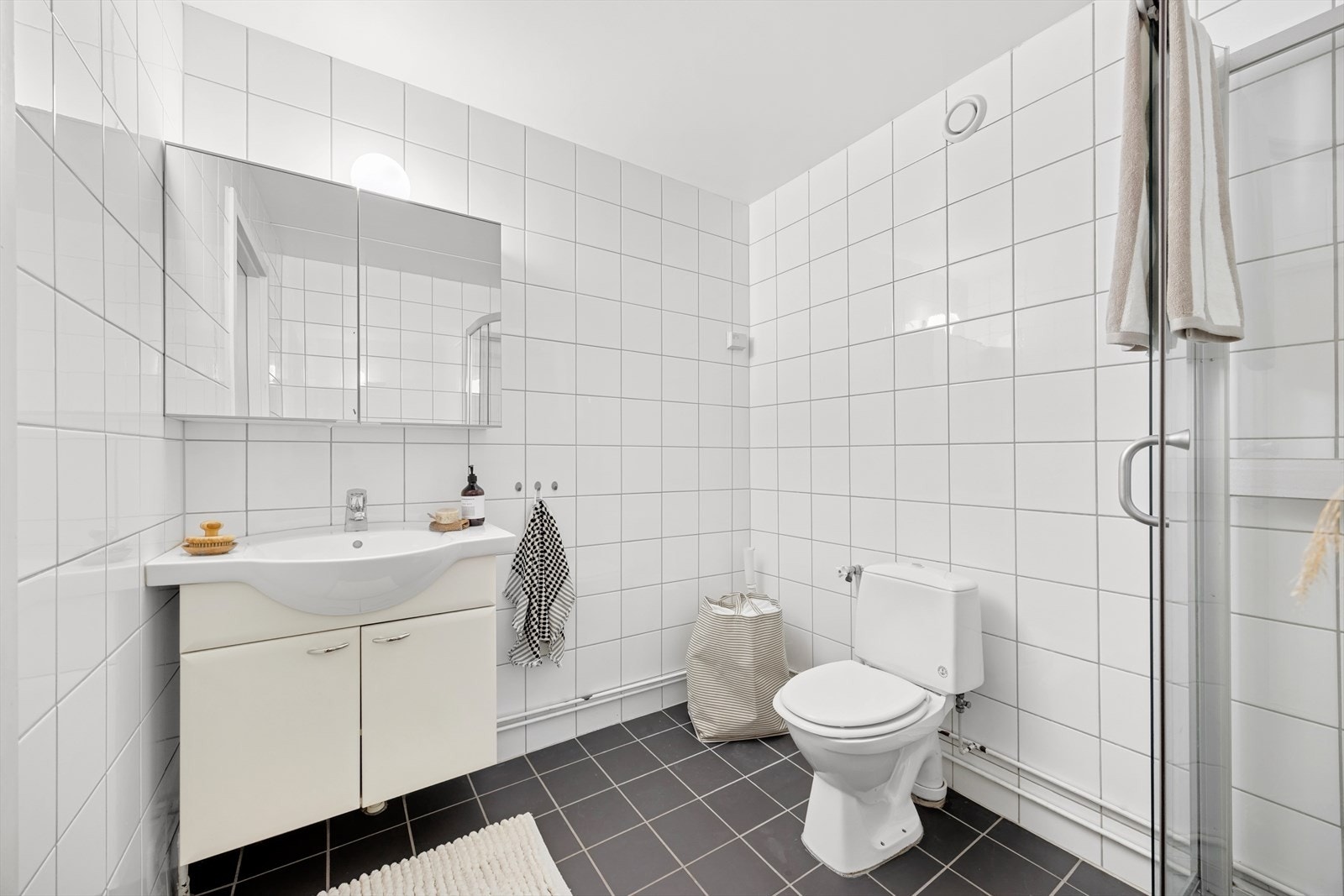 Pent flislagt bad med både gulv- og veggfliser, samt behagelige varmekabler i gulvet. Galleribilde