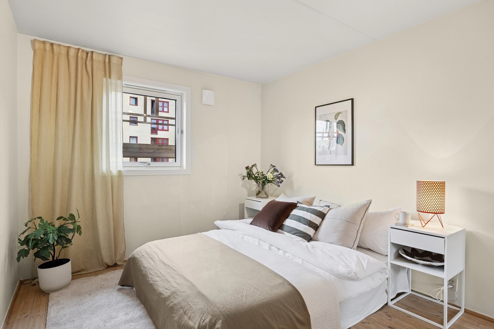 Stort og lyst soverom med god plass til dobbeltseng og nattbord. Galleribilde