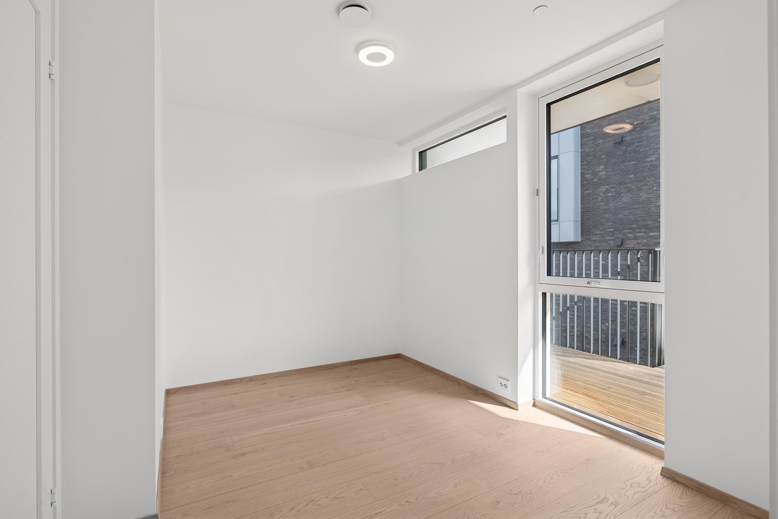 Soverommet er lyst og luftig, og det er godt med naturlig lysinnslipp. Galleribilde